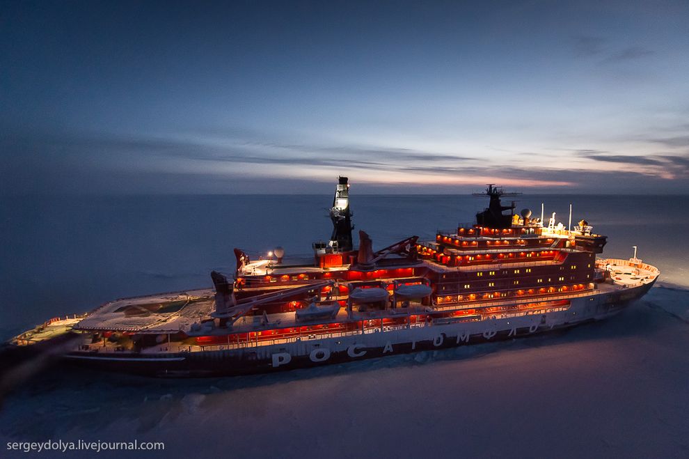 northpole14 Уникальные фотографии ледокола с воздуха на Полюсе в условиях полярной ночи