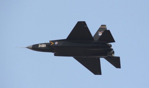 Новый китайский истребитель-невидимка J-31 попал в объективы фотокамер незадолго до начала авиашоу Новый китайский истребитель-невидимка J-31 попал в объективы фотокамер незадолго до начала авиашоу