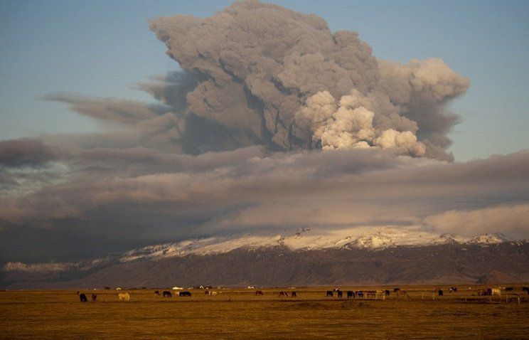 Началось извержение двух крупных вулканов исландия, Папуа - Новая Гвинея, вулкан, извержение