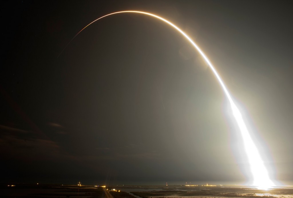 Запуск ракеты Falcon 9. Ракета вывела на орбиту первый частный грузовой корабль Dragon, который завтра должен состыковаться с Международной космической станцией. Фото: AP / Fotolink