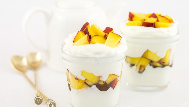 Йогуртовый десерт с персиками