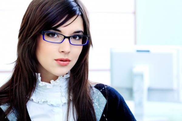 Девушкам в очках стоит обратить внимание на макияж глаз – он подчеркнет взгляд и сделает глаза выразительными
