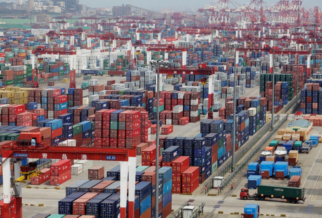 Контейнеры для морских грузовых перевозок в порту Циндао. Циндао — один из пяти крупнейших торговых портов страны. Фото: Reuters
