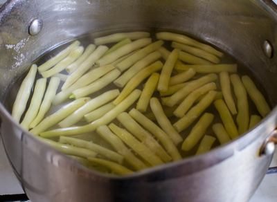 Салат из копченой горбуши с лисичками и восковой фасолью