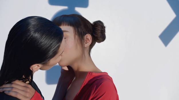 Поцелуй реальной девушки с виртуальной впервые засняли на видео
