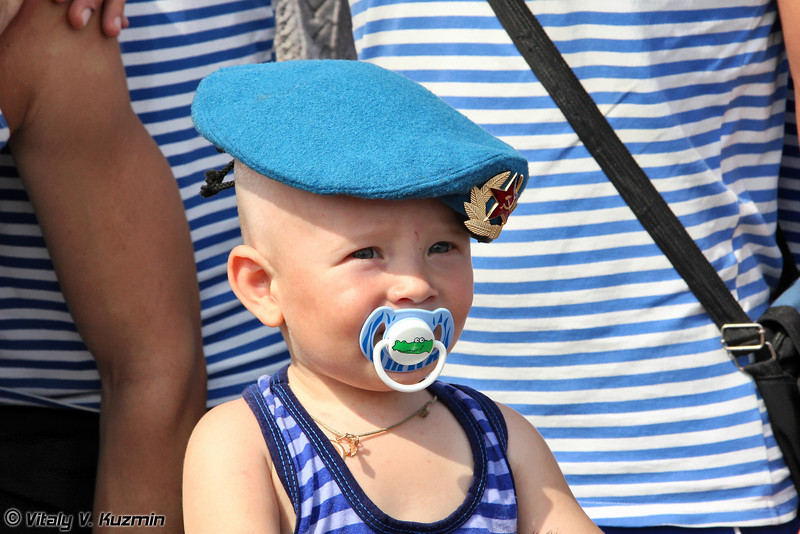 http://77rus.smugmug.com/Military/Airborne-troops-day-2010/VDVday201029/956084843_o2pxE-L.jpg