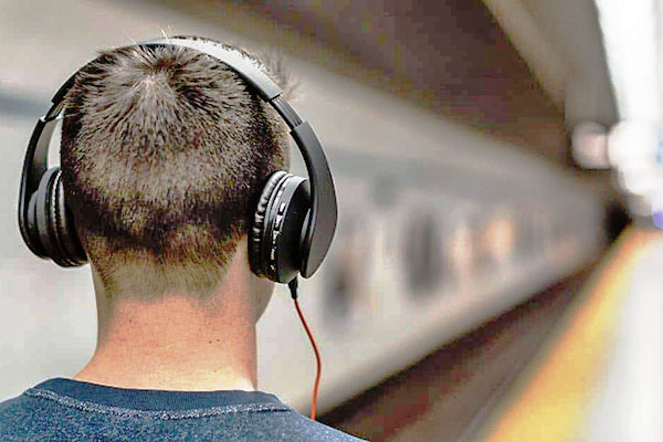 Накладные наушники с жёсткой дужкой могут спровоцировать выпадение волос