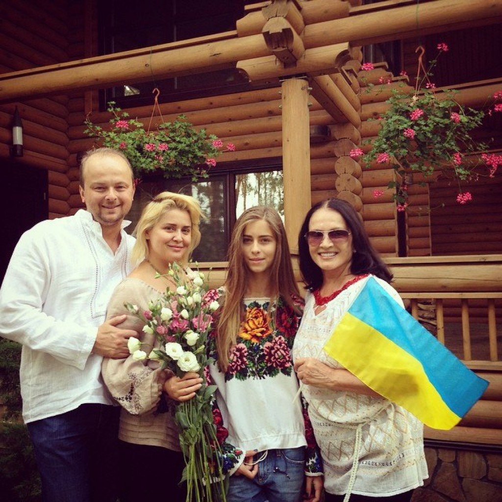 Ротару с украинским флагом