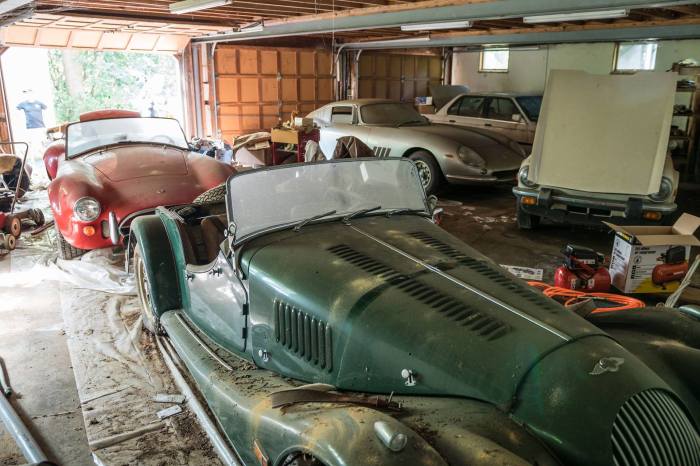 На переднем плане – зеленый родстер Morgan Plus 8 | Фото: hagerty.com. На переднем плане – зеленый родстер Morgan Plus 8 | Фото: hagerty.com.