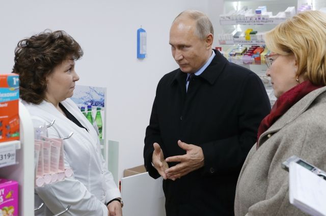 Путин по пути с совещания заехал в петербургскую аптеку