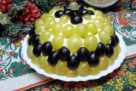Фото к рецепту: Праздничный салат тиффани с курицей и виноградом