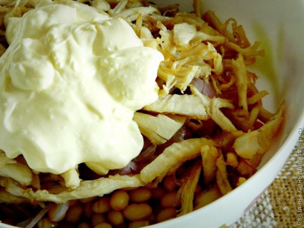 Куриный салат с фасолью