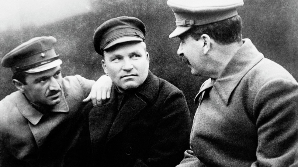 Анастас Микоян, Сергей Киров и Иосиф Сталин (слева направо) за беседой. Фото: © РИА Новости