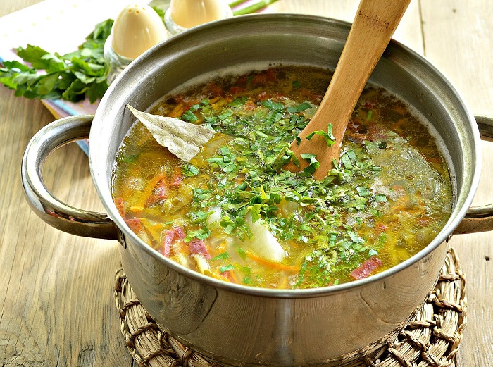 Зелень можно проваривать в супе максимум две минуты. / Фото: parfum-asmodeus.ru