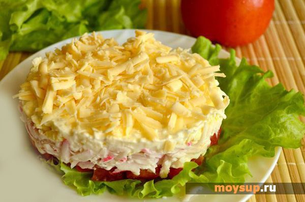 Салат с крабовым мясом сыром и помидорами