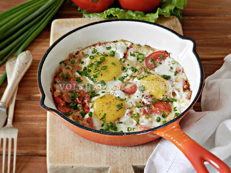 Яичница с помидорами и луком