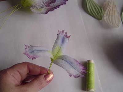 Сборку цветка начните с маленьких лепестков