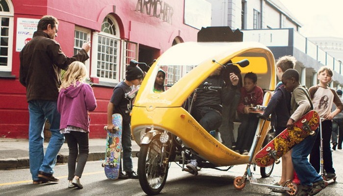 Mellowcabs - бесплатное такси-электроцикл с рикшей и геотаргетированной рекламой.