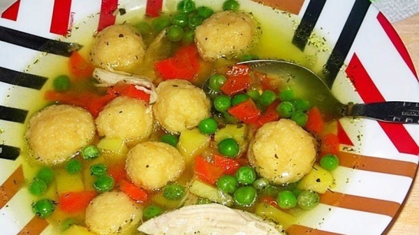 Куриный суп с сырными клёцками и зелёным горошком Куриный суп с сырными клёцками и зелёным горошком