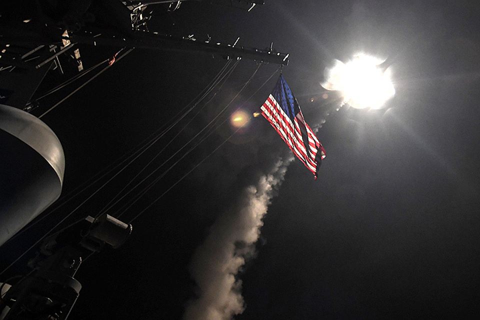 Пуск крылатой ракеты по Сирии с эсминца ВМФ США "Портер" в Средиземном море.
