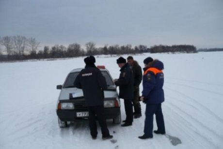 Под Иркутском таксист возил клиентов по тонкому льду для экономии бензина