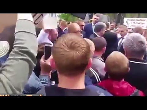 Демократия по-европейски: Порошенко сбежал от толпы под крики 
