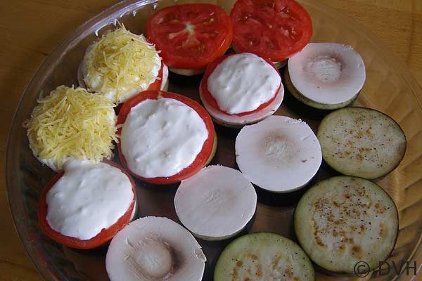 Баклажаны, запеченные с помидорами и грибами