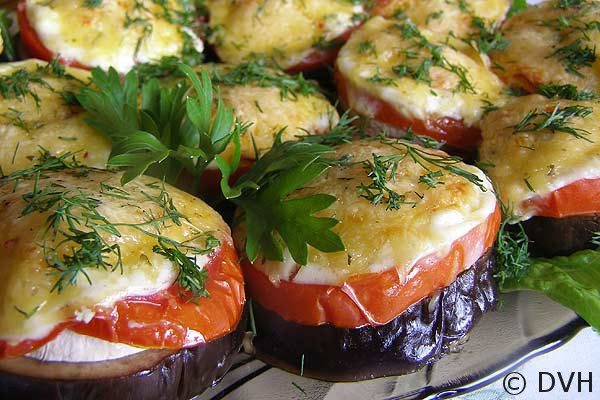 Баклажаны, запеченные с помидорами и грибами