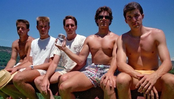 Пятеро друзей делали одну и ту же фотографию каждые пять лет. С 1982 по 2012 год. Пятеро друзей делали одну и ту же фотографию каждые пять лет. С 1982 по 2012 год.
