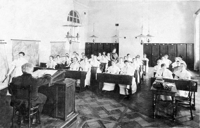 Смольный институт: как воспитывали благородных девиц Смольный институт: как воспитывали благородных девиц