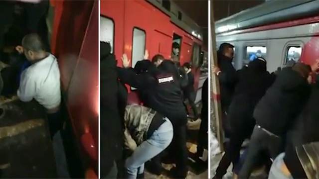 Видео: в Подмосковье спасли мужчину, которого зажало между электричкой и платформой