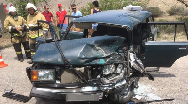 В Крыму столкнулись рейсовый автобус и автомобиль