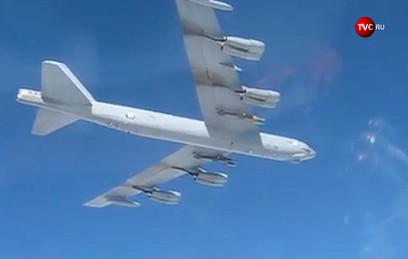 Российские Су-27 прогнали американский бомбардировщик (видео)