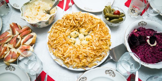 Салат «Гнездо глухаря» с куриной грудкой и ветчиной: простой рецепт