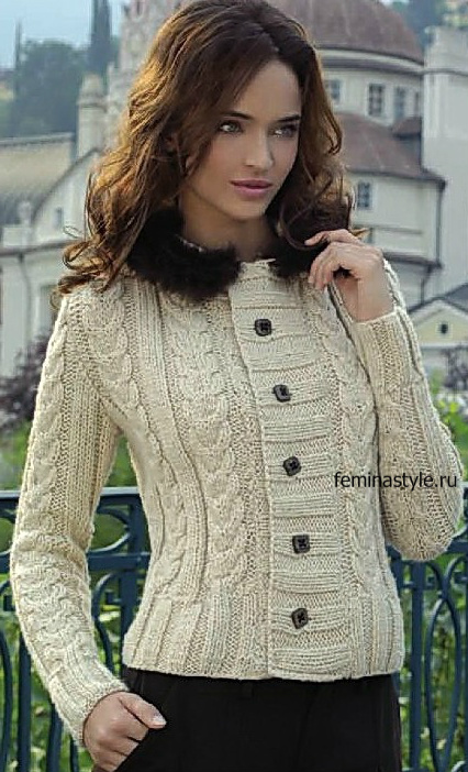 Бежевый жакет с капюшоном спицами