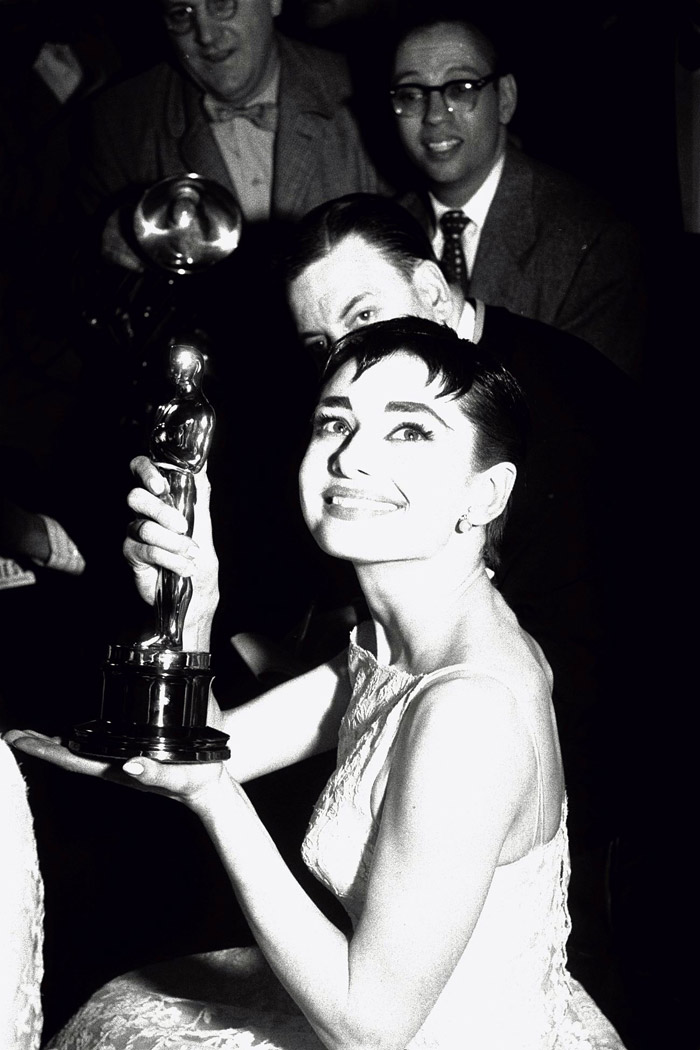 Одри Хепберн (Audrey Hepburn) в фотосессии на получении Оскара за лучшую женскую роль в фильме «Римские каникулы» (Roman Holiday) (1953), фото 3