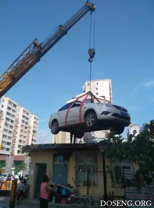 Жильцы дома проучили автоледи за наглую парковку Жильцы дома проучили автоледи за наглую парковку