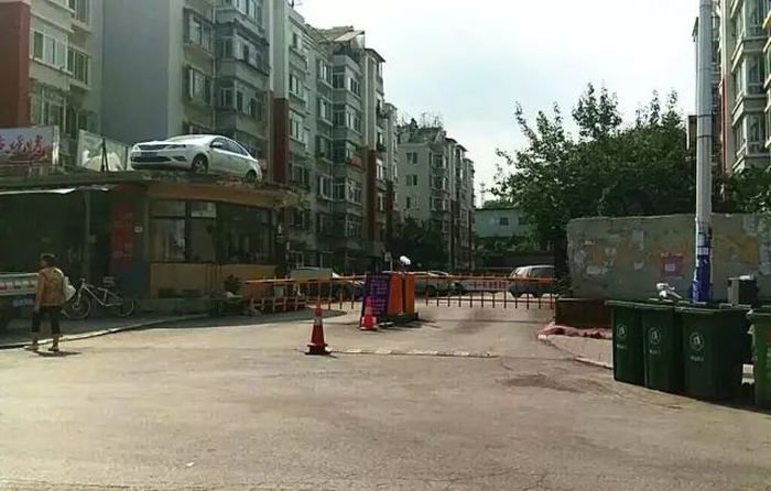 Жильцы дома проучили автоледи за наглую парковку Жильцы дома проучили автоледи за наглую парковку