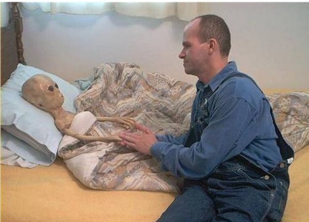 Как и все мы, директор РЕНТ ТВ иногда болеет. Один на чужой планете: повседневная жизнь директора РЕН ТВ