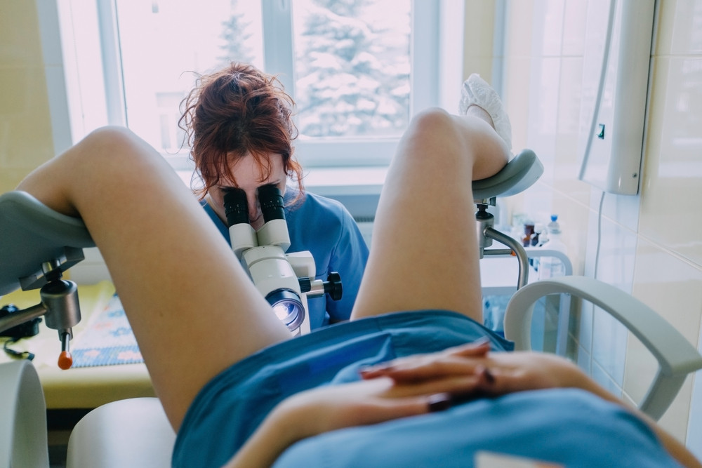 Девушка на приеме у гинеколога раздвигает ноги
