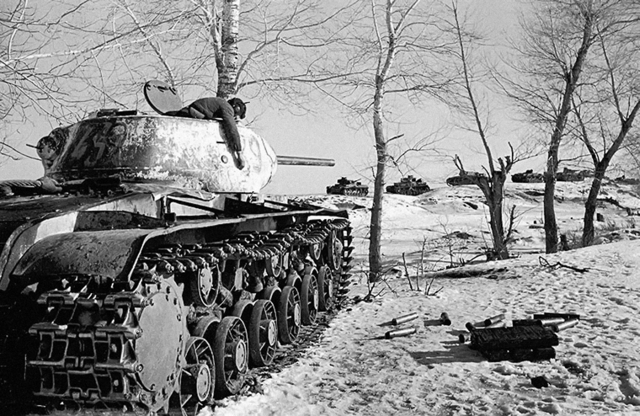1. Расстрелявший немецкую танковую колонну советский танк КВ-1C и его погибший танкист. Воронежский фронт. Январь-февраль 1943 г. 1. Расстрелявший немецкую танковую колонну советский танк КВ-1C и его погибший танкист. Воронежский фронт. Январь-февраль 1943 г. исторические фотографии, история, фото