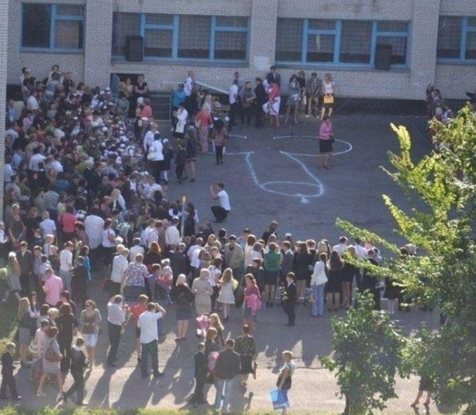 Учителя утверждали, что это - колокольчик... Учителя утверждали, что это - колокольчик... 1 сентября, первоклашки, прикол, ученики, фото, школа