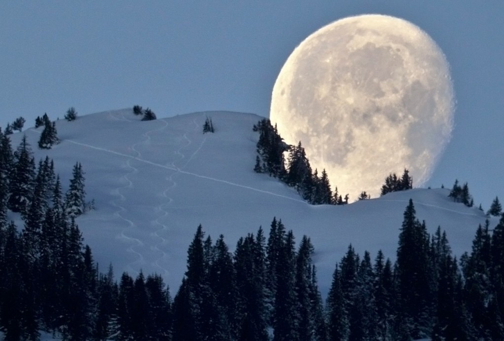 Уходящая луна на фоне горы Цвайершпитце (1858 метров над уровнем моря). Фото: EPA / ИТАР-ТАСС