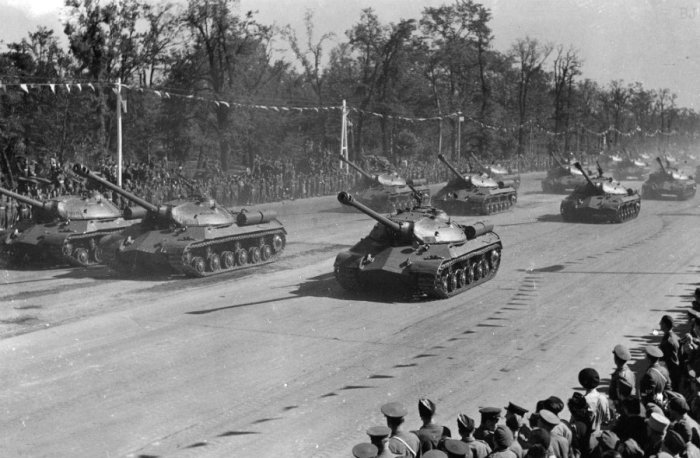 Война только начиналась. ¦Фото: lestweforget.me. Война только начинается: зачем Советский Союз показал на параде в Берлине танки ИС-3