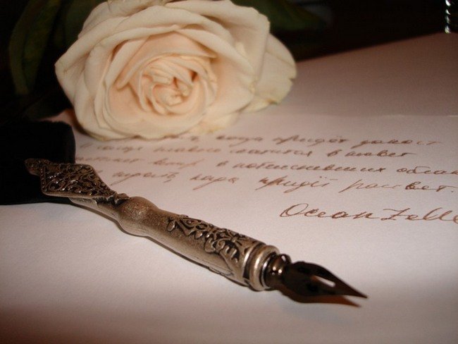 Ручка и листок бумаги со стихами