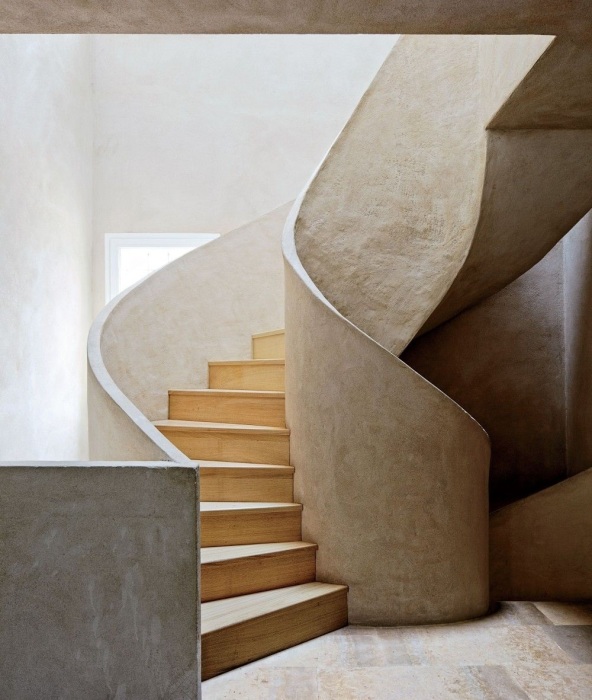 Винтажная лестница с деревянными ступеньками с монолитными бетонными перилами.