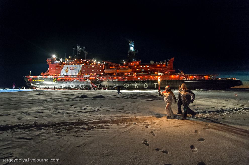 northpole10 Уникальные фотографии ледокола с воздуха на Полюсе в условиях полярной ночи