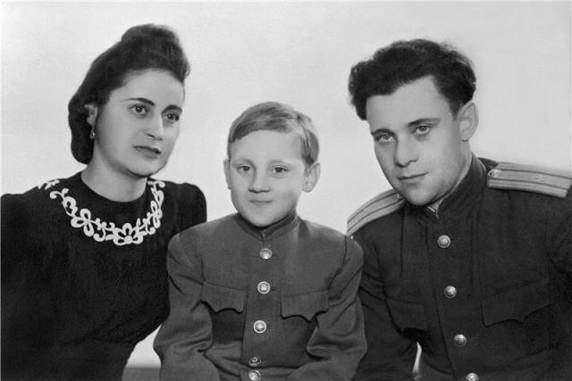 Знаменитости в кругу семьи. Фото из домашних архивов Знаменитости в кругу семьи. Фото из домашних архивов