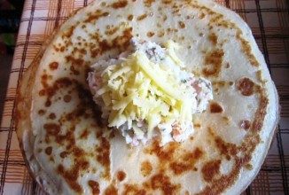 Блинные мешочки с жюльеном из красной рыбы