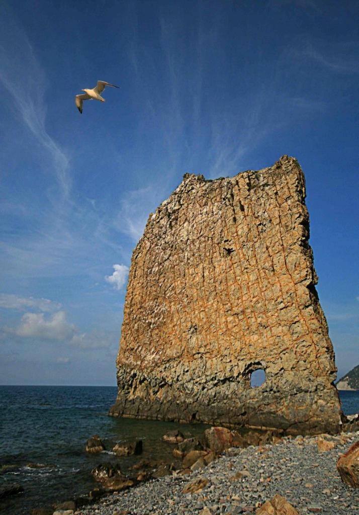Самые красивые и необычные морские скалы Самые красивые и необычные морские скалы